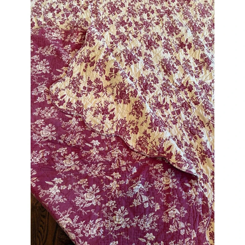 King quilt. Reversible Toile Cabbage roses